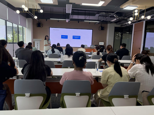 The Commerce Bureau of Haiyan County and the Hai Zhi Ji platform jointly held a training session on cross-border e-commerce transformation to assist enterprises in embarking on a new journey of going global - 海智集