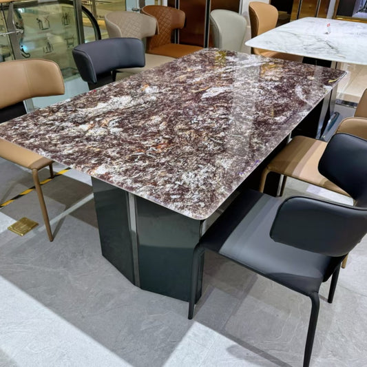 The red square table is smooth and large in size, making it easy to clean without showing dirt-海智集-