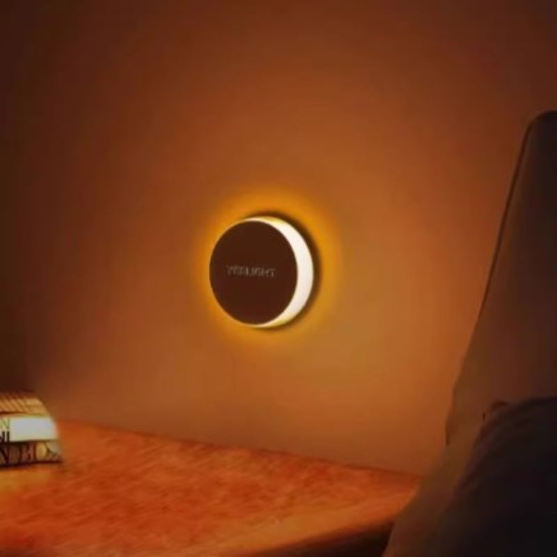 The rechargeable night light with RGB color light creates an atmosphere in the bedroom. The bedside light controls the corridor for getting up at night-海智集-