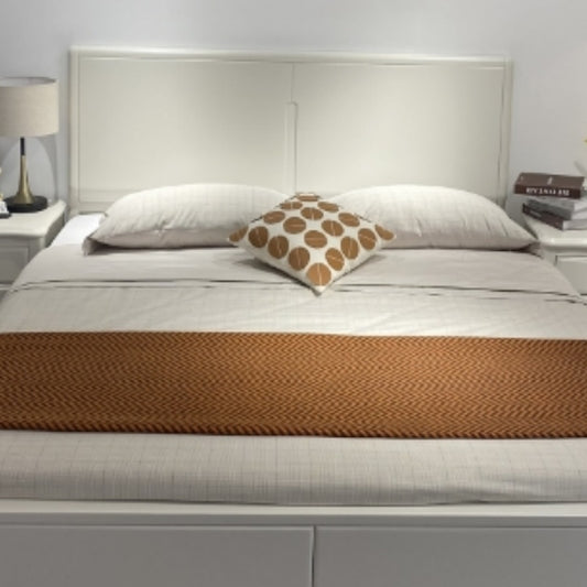 The soft bed in the elegant grey bedroom is comfortable and Italian, soft and modern-海智集-